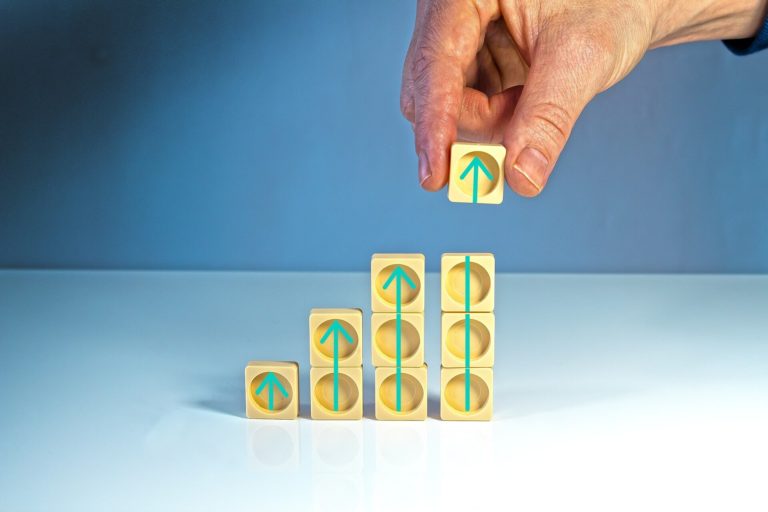 šipky vzhůru ve smyslu vzrůstající kapacity